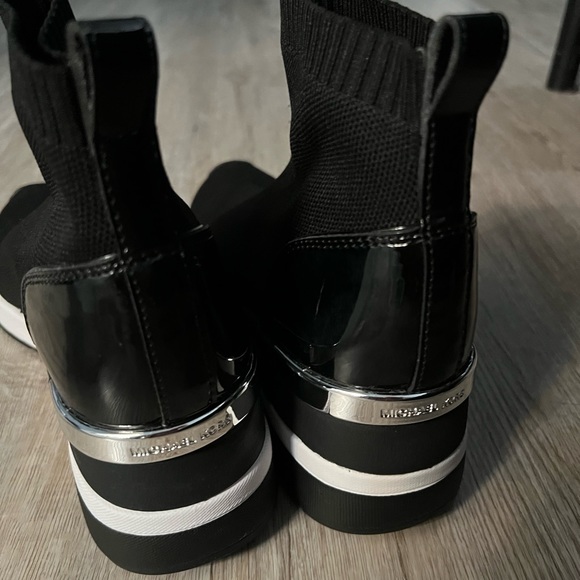 NEW Michael Kors Skylar Stretch Knit Sock Sneaker - Picture 4 of 8